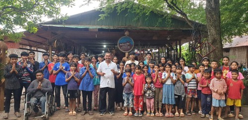 Nhek Serey Ratana – Pelestari Kerajinan Ukir Kulit Tradisional Khmer dan Pembantu Anak Yatim Piatu - ảnh 2