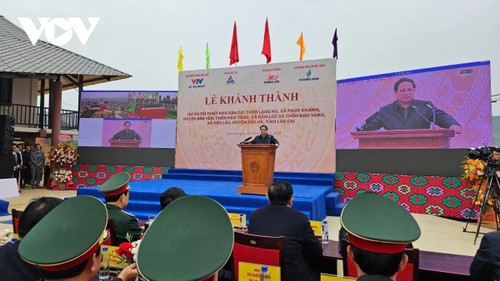 PM Vietnam, Pham Minh Chinh Hadiri Acara Peresmian Tiga Proyek Rekonstruksi Zona Pemukiman Desa Nu, Nam Tong dan Kho Vang - ảnh 2