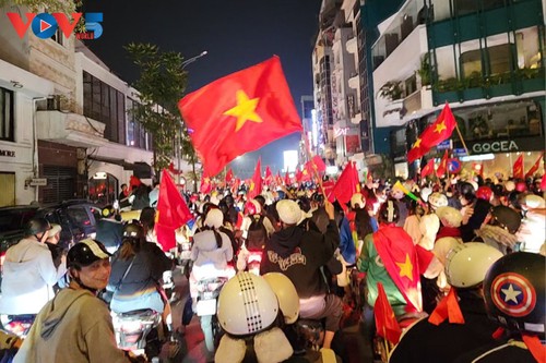 Ratusan Ribu Orang Turun ke Jalan untuk Rayakan Gelar Juara ASEAN Cup dari Timnas Vietnam - ảnh 1