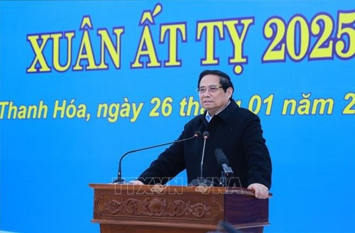 PM Vietnam Bimbing Pemikiran dan Pemberian Bantuan kepada Kaum Pekerja yang Bekerja di Lokasi Konstruksi pada Hari Raya Tet - ảnh 1