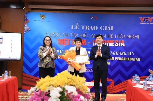 Upacara Penyampaian Penghargaan Lomba Mencari Tahu tentang Hubungan Persahabatan Vietnam-Indonesia - ảnh 4