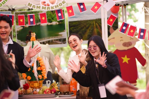Mahasiswa Diplomasi Vietnam dan Laos Menyelenggarakan Pesta Pertukaran Budaya yang Kental dengan Persahabatan di Jantung Kota Hanoi - ảnh 1