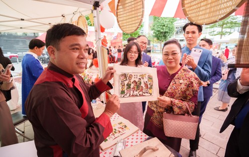 Mahasiswa Diplomasi Vietnam dan Laos Menyelenggarakan Pesta Pertukaran Budaya yang Kental dengan Persahabatan di Jantung Kota Hanoi - ảnh 3