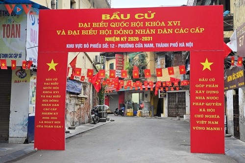 Dirjen VOV, Do Tien Sy Beserta Para Pemilih Kota Hanoi Berikan Suara di Kecamatan Cua Nam - ảnh 1