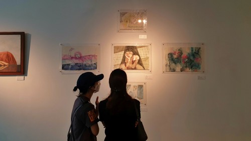 Pameran Bertajuk “Apa yang Kita Mainkan” Menarik Pecinta Seni Kota Hanoi - ảnh 2