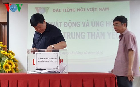 越南政府总理阮春福发起支援中部灾民活动 - ảnh 1