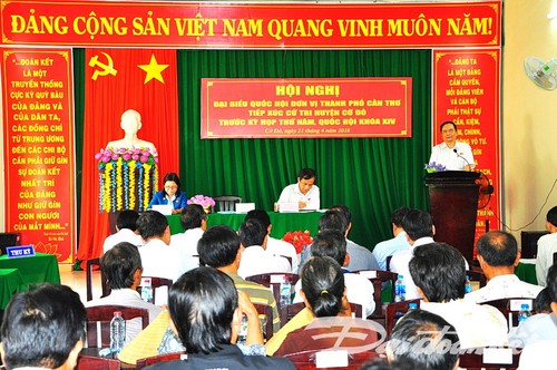 越南祖国阵线中央委员会主席陈清敏接触芹苴市选民 - ảnh 1