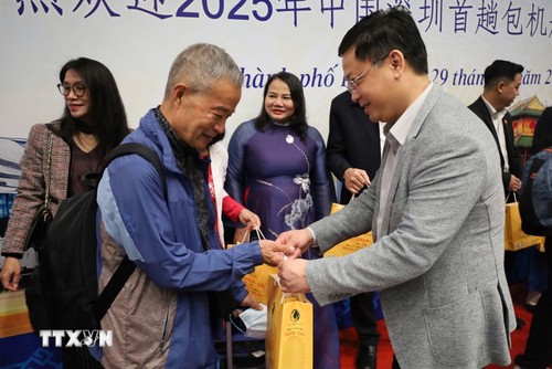 顺化迎来中国深圳首航包机 - ảnh 1