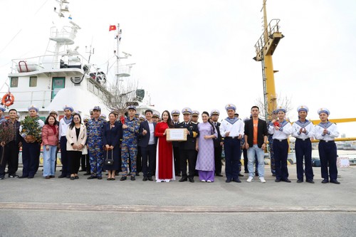 海军第一区向前哨海岛军民拜年 - ảnh 1