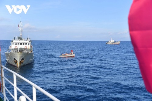 劈波斩浪，圆满完成海上提前投票组织任务 - ảnh 1