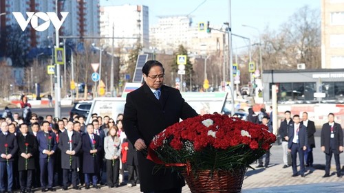 范明政向胡志明主席纪念碑敬献花圈 - ảnh 1