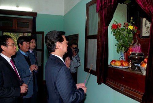 Prime Minister Nguyen Tan Dung pays tribute to President Ho Chi Minh - ảnh 1