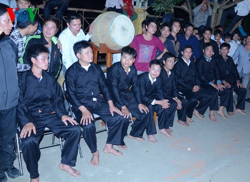 Barefoot Dao men dance on red hot charcoals - ảnh 2