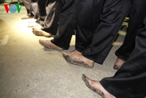 Barefoot Dao men dance on red hot charcoals - ảnh 9