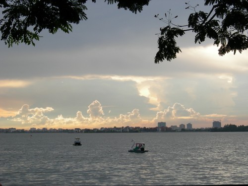 Hanoi’s West Lake - ảnh 1