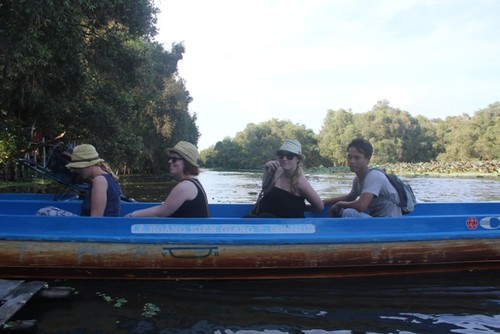 Tra Su melaleuca forest in high-water season, a must see in An Giang  - ảnh 2