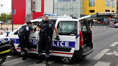 French police hunt mall attackers - ảnh 1