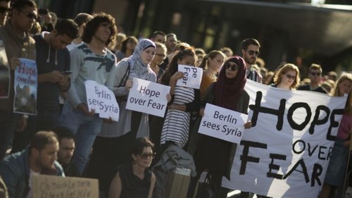 Anti and support-migrant rallies held in Europe and around the globe - ảnh 1