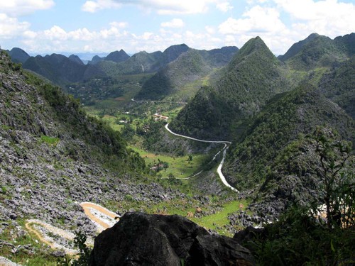 A breathtaking journey to Dong Van Plateau - ảnh 1