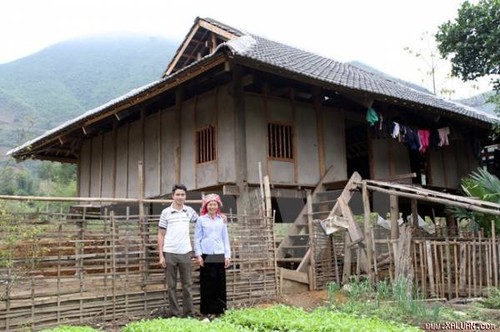 Gifts presented to the poor in Tuyen Quang - ảnh 1