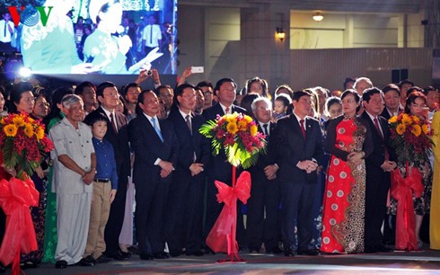 Flower streets open in many places - ảnh 1