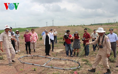 Quang Binh receives US aids for UXO clearance - ảnh 1