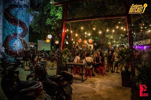 Artists hold fund-raising music shows for flood victims - ảnh 1