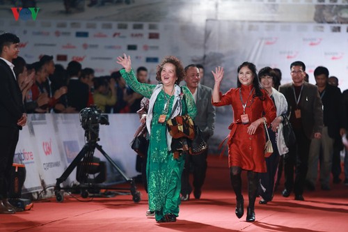 Celebrities on HANIFF red carpet - ảnh 12