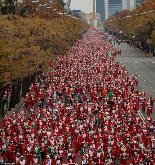 Charity fund-raising Santa race - ảnh 1