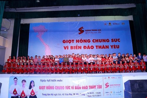 Blood donation drive attracts thousands of people in Khanh Hoa - ảnh 1