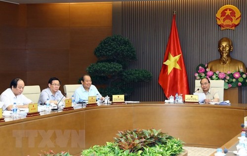 PM chairs government meeting on socio-economic performance - ảnh 1