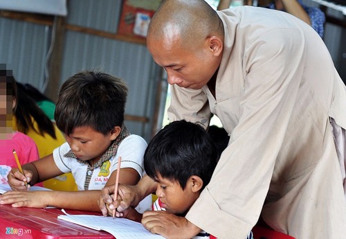 A classroom on Tri An hydropower reservoir - ảnh 1