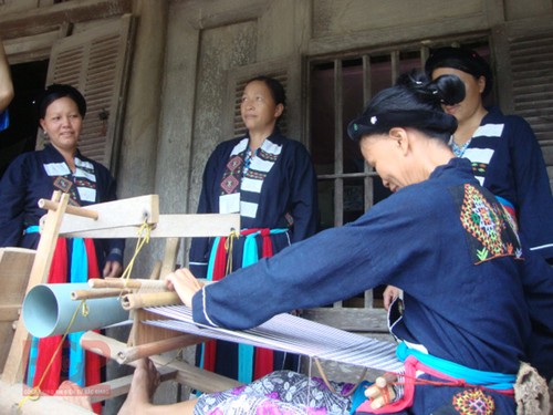 Clothes of the Cao Lan in Bac Giang province - ảnh 1