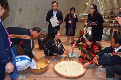 "Ruou can" represents Ede people's solidarity, hospitality - ảnh 2