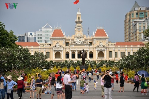 HCMC dwellers celebrate spring festival - ảnh 1