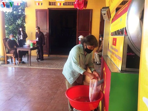 Rice ATM helps Vietnam’s poor survive COVID-19 pandemic - ảnh 1