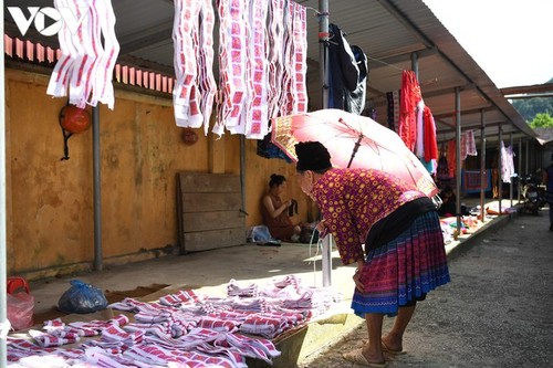 A tour of colourful Pa Co brocade market in Son La