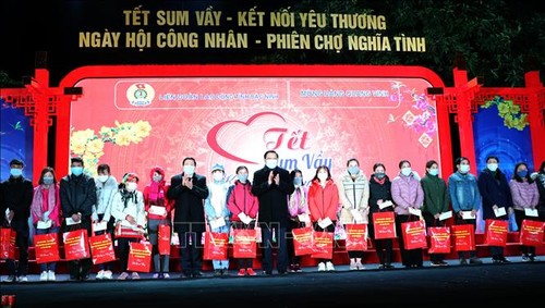 Workers nationwide receive emotional, financial support ahead of Tet - ảnh 1