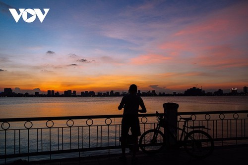 Beautiful sunset on Hanoi’s West Lake - ảnh 10