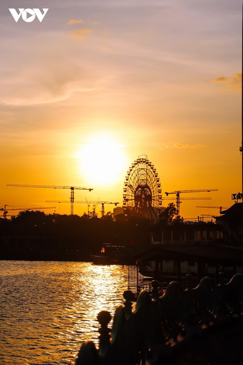 Beautiful sunset on Hanoi’s West Lake - ảnh 2