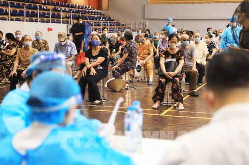 Hanoi administers 300,000 COVID-19 vaccine doses a day - ảnh 1