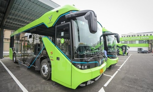First smart e-bus fleet hits Hanoi street - ảnh 1