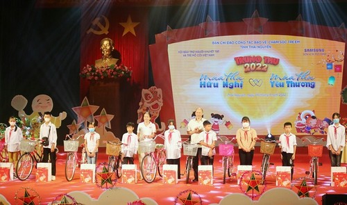 Mid-autumn Festival organized for disadvantaged children - ảnh 2