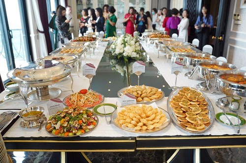 How does Saudi cuisine differ from the cuisine of neighboring countries? - ảnh 1