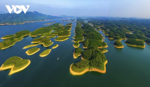 Thac Ba lake, a scenic spot in northwestern mountains - ảnh 1