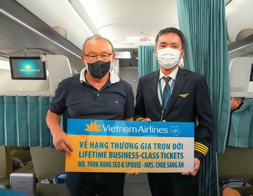 Vietnam Airlines presents lifetime Business-class air pass to coach Park  - ảnh 1
