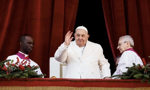 Pope urges 'all people of all nations' to silence arms in Christmas address - ảnh 1