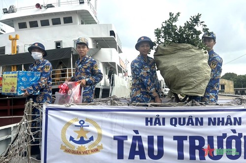 Tet gifts destined for Truong Sa (Spratly) islands  - ảnh 1