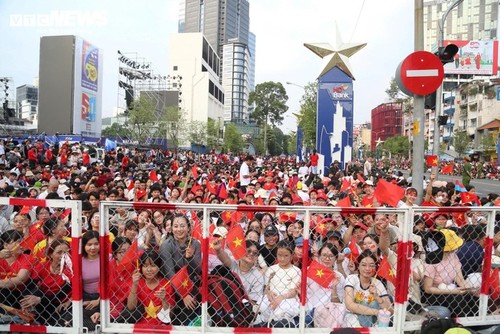 People across Vietnam celebrate national reunification day - ảnh 1