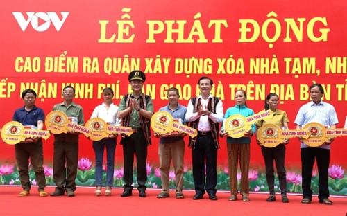 Ministry of Public Security hands over 500 charity houses in Dak Nong - ảnh 1